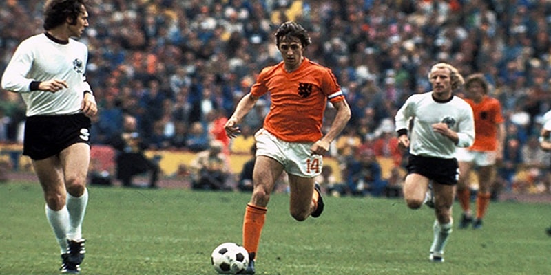 Cruyff cùng cơn lốc màu da cam càn quét đầu trường quốc tế