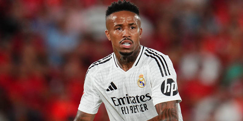 Militao đang chơi bóng trong màu áo CLB Real Madrid